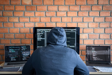 有种就来偷顶升危险戴头罩的黑客使用多个计算机将坏数据输入在线系统并携带来感染窃取信息IfterHebcackhacker或网络攻击概念平视背景