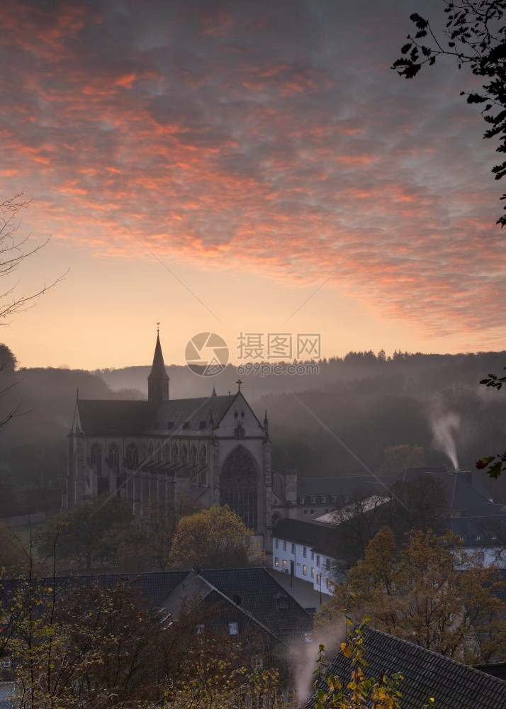 路德维希土地20年1月日德国的雾当天清晨照到阿尔滕堡大教堂全景图象Altenbergcathedral多雾路段图片