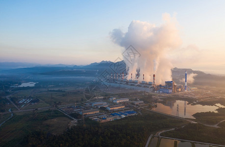 建造早上在煤发电厂方的蒸汽造成一股烟雾这些从燃煤发电厂上方喷出行业多于背景图片