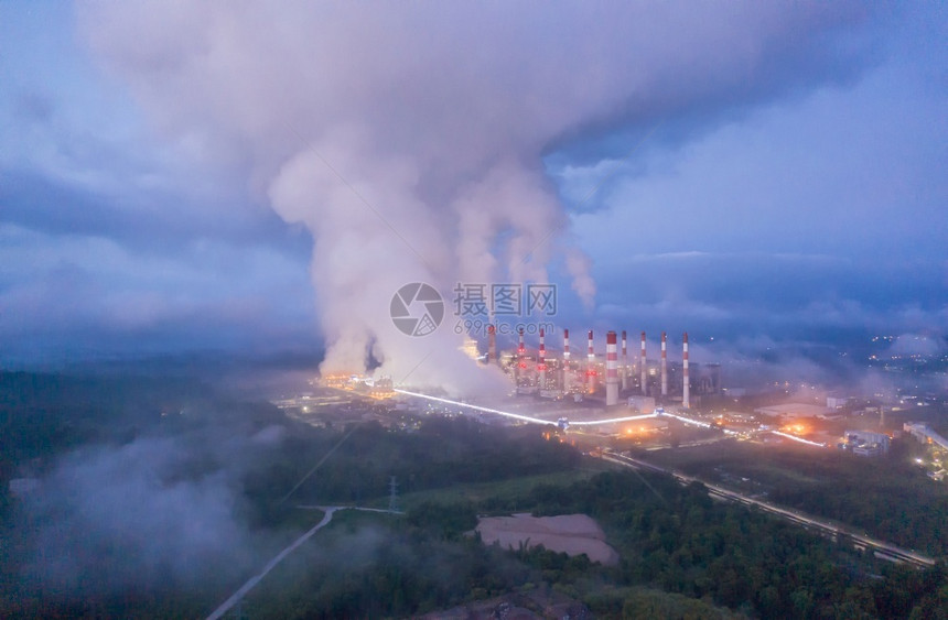 山早上在煤发电厂方的蒸汽造成一股烟雾这些从燃煤发电厂上方喷出抽烟工业的图片