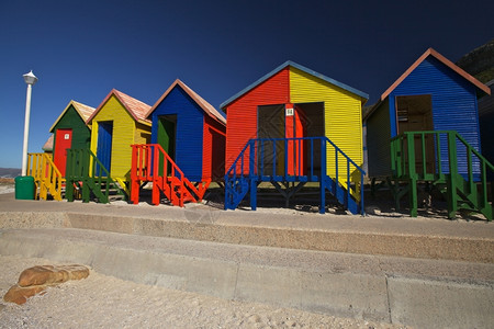 水平的天空眼睛在南非开普敦海滩圣詹姆斯的多彩木制改变小屋图片