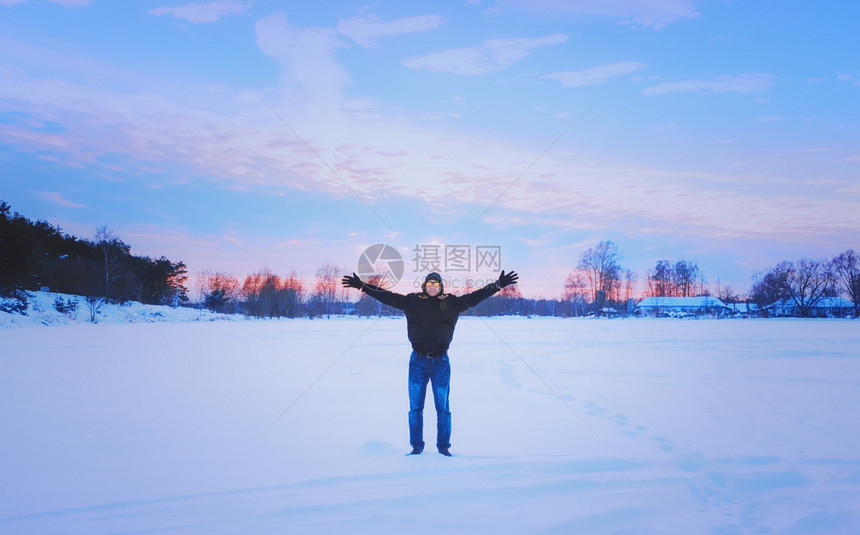 戴两极分化眼镜的旅行者举起双手站在冰冻湖的雪地表面享受浪漫日落的自由与美景温蒂奇模糊的过滤器有选择的焦点复制受启发的带旅行者展出图片