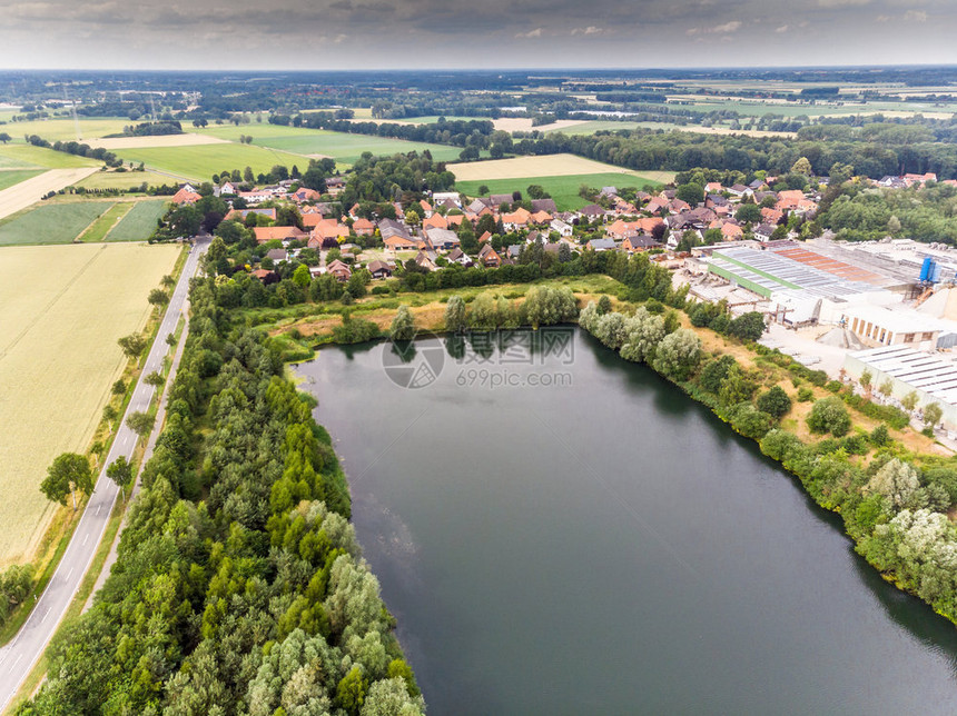 制作传统的乡村一个人造湖后德国小村庄的空中景象该湖是用无人机制造的混凝土厂采沙产生的图片