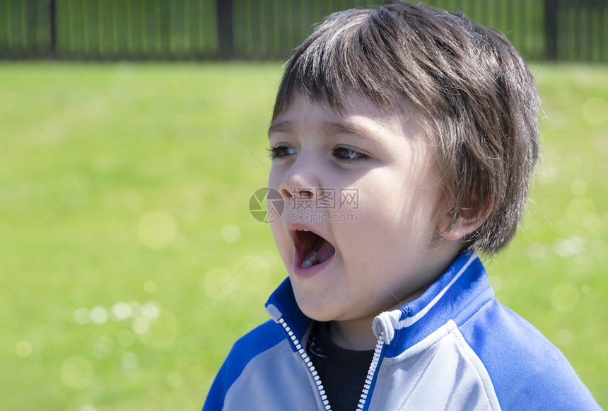 得到外部季节儿童在春或夏外出玩时过敏Kid有灰泥的反射或干热孩子过敏等症状儿童过敏和Kid有抗体反应或干热图片