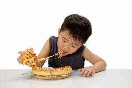 好吃你就多吃点亚洲男孩乐于吃披萨与热干酪正在融化伸展木板上白背景孤立选择fucus点拉伸嘴好吃背景