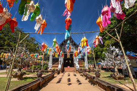 北海菊花节金的丰富多彩宗教Lanna灯笼是LoiKrathong的北海风灯WatLokMoli的YiPeng节是泰国清迈的主要旅游景点背景