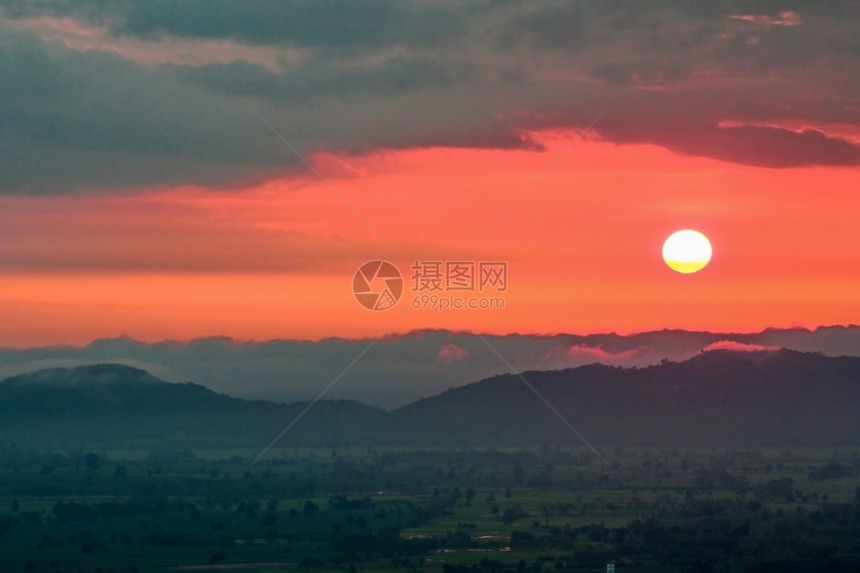 天空日出在山上野生动物夏天图片