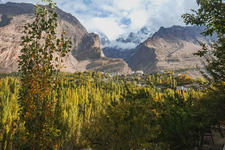 慢的沟壑巴基斯坦吉尔特巴蒂斯坦卡里马巴德喀喇昆仑山脉乌尔塔萨郁葱的绿色森林自然景观云层覆盖白雪皑亚洲图片