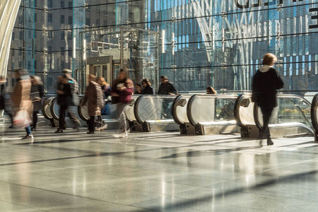 年利率速度消费主义美国纽约州下曼哈顿2019年4月3日的高峰时间前往美国纽约州曼哈顿市顶下地段的扶梯上乘车和旅游者入口背景
