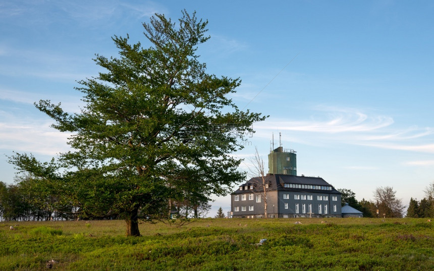 KahlerAsten黄昏山峰德国最著名的索亚兰地区山的全景图象罗塔尔施泰格户外莱茵威斯特法伦图片