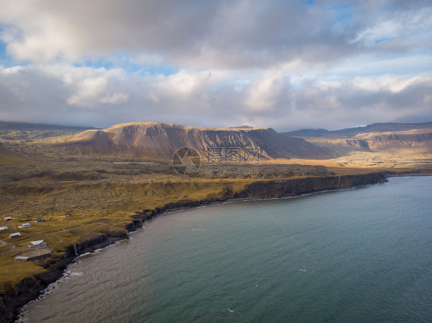 结石冰岛阿纳斯塔皮大西洋沿岸令人惊叹的石拱门Gatklettur玄武岩著名的自然形态拱门吸引游客参观冰岛西部高地约古沙龙图片