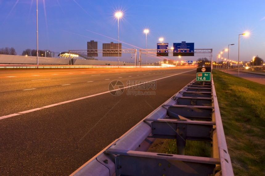 迹象夜间高速公路交叉口的通气管线条一种图片