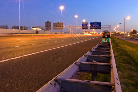 迹象夜间高速公路交叉口的通气管线条一种图片