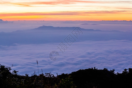 暮阳光爬坡道日出在山上图片