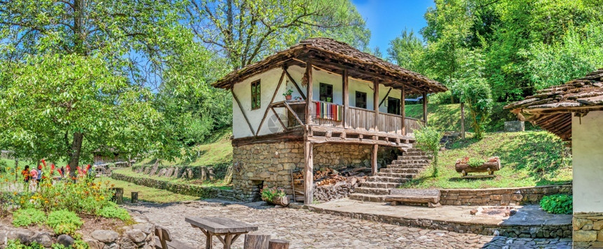 植物等保加利亚Etar建筑工程民族地理综合体的旧传统房屋在一个阳光明媚的夏季日上保加利亚Etar村的旧传统房屋保加利亚Etar村图片