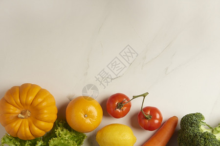 春天自然蔬菜概念一些不同的蔬菜将托格特放在白色背景的上树叶图片