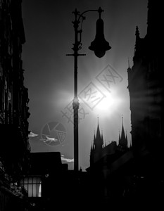 优质的潮湿布拉格街黑白日落布拉格城市的图片