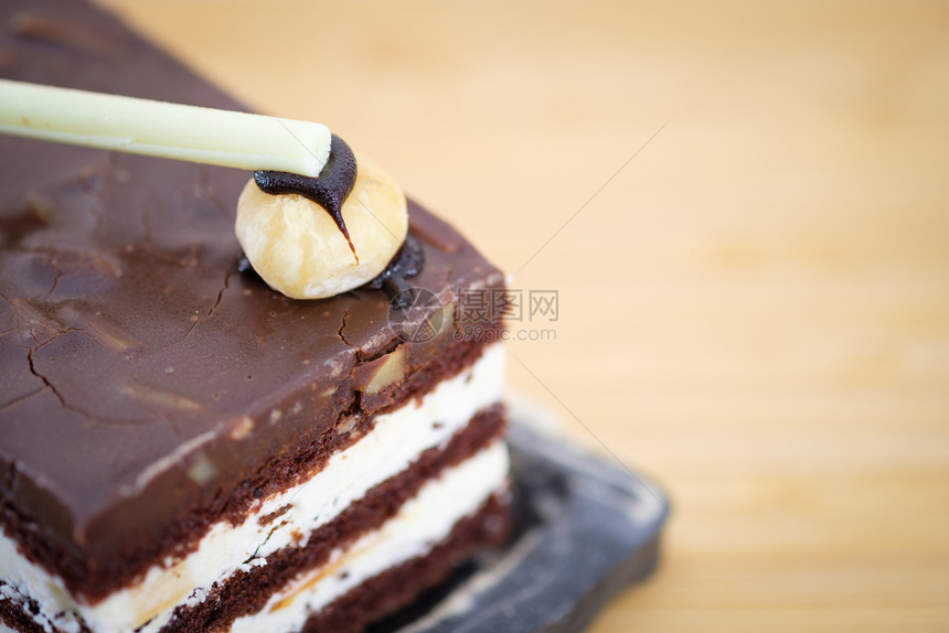 糖味道巧克力蛋糕在木制桌上有白奶油的巧克力蛋糕关闭写作空间选择焦点模糊情人节图片
