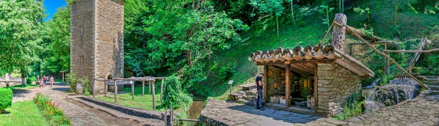 巴尔干加布拉沃埃塔尔保加利亚07219年Valyavitsa在保加利亚的Etar建筑民族地理综合体填满磨坊一个阳光明媚的暑假日保图片