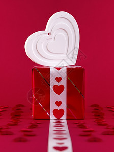 红色的天陈年背景礼物盒上白色形状心脏图片