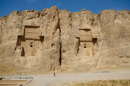 波斯帝国纪念碑教科文组织古老的著名地标NaqsheRustam或Rostam的景观阿契美尼德和萨珊时代的建筑展示了高切入伊朗法尔斯省山崖背景