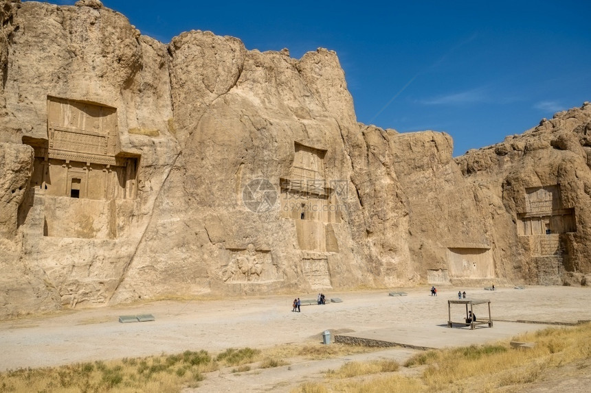 建筑学遗产结石著名地标NaqsheRustam或Rostam的景观阿契美尼德和萨珊时代的建筑展示了高切入伊朗法尔斯省山崖面的大型图片