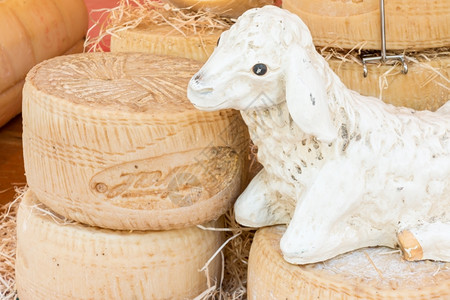模子贮存堆叠的圆环奶酪块配有雕塑石和稻草奶酪制造商图片