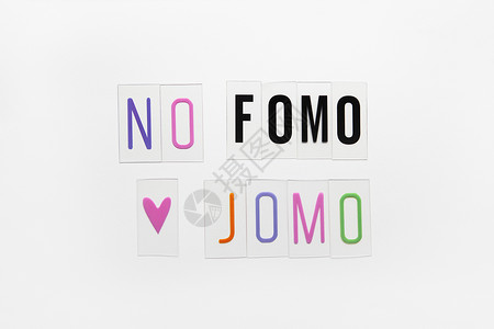 错失恐惧症心理乔莫小工具缩写词FOMO白色背景透明塑料上的JOMOFOMO意味着害怕错过反对的喜悦选择社会问题数字排毒平躺背景