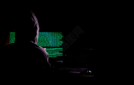 女黑客闯入数据服务器在其藏身处感染系统携带有深蓝色的氛围女士蒙上笔记本电脑在二进制代码背景上MarwareConguce帐户个人设计图片