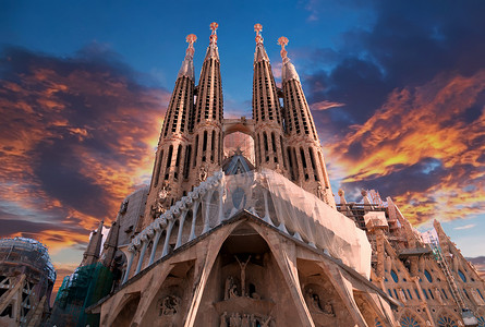 高的丰富多彩的2015年月3日205年月3日SagradaFamilicia建筑师Gaudi设计的令人印象深刻教堂自182年3月9日起建造尚未背景