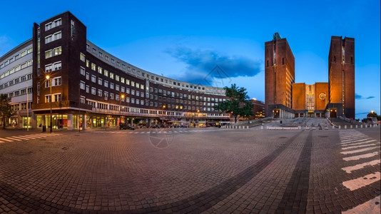2014年6月日奥斯陆市政厅全景建筑于193年开工但因二战爆发而暂停直到1950年正式落成之前纽约城市发光的外部图片