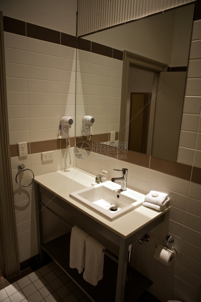 里面内部的插头与洗涤盆地家旅馆有关的浴室与洗盆地家或夜间和酒店宾馆有关的旅厕所图片