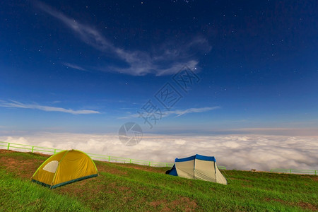 山顶云层上的帐篷图片