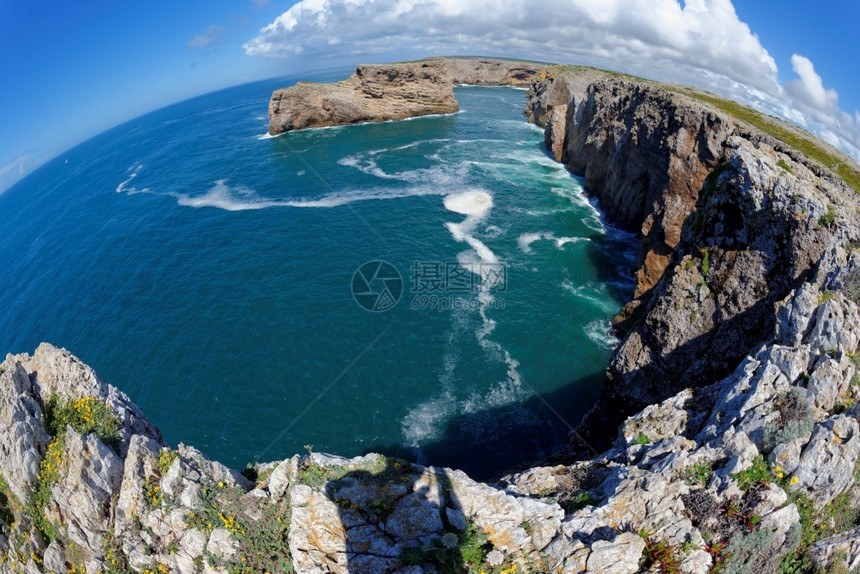 松弛冲浪丰富多彩的葡萄牙阿尔加韦CabodeSaoVicenteCape附近海洋中风景岩石的鱼目图片