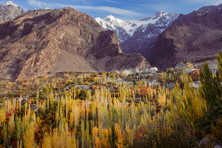 卡里马巴德范围叶子和平巴基斯坦KalimabadGilgitBaltistan在Hunza山谷的秋天场景当时看到山上的Baltit堡和背景背景