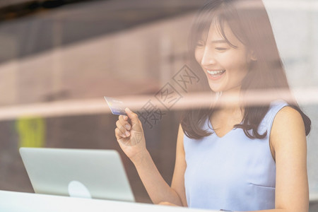 女性在咖啡店用信用卡消费背景图片