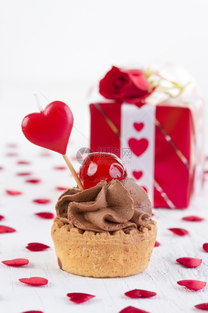 枝条柔软的爱蛋糕和樱桃在礼品盒前面的物白色木背景情人节概念图片