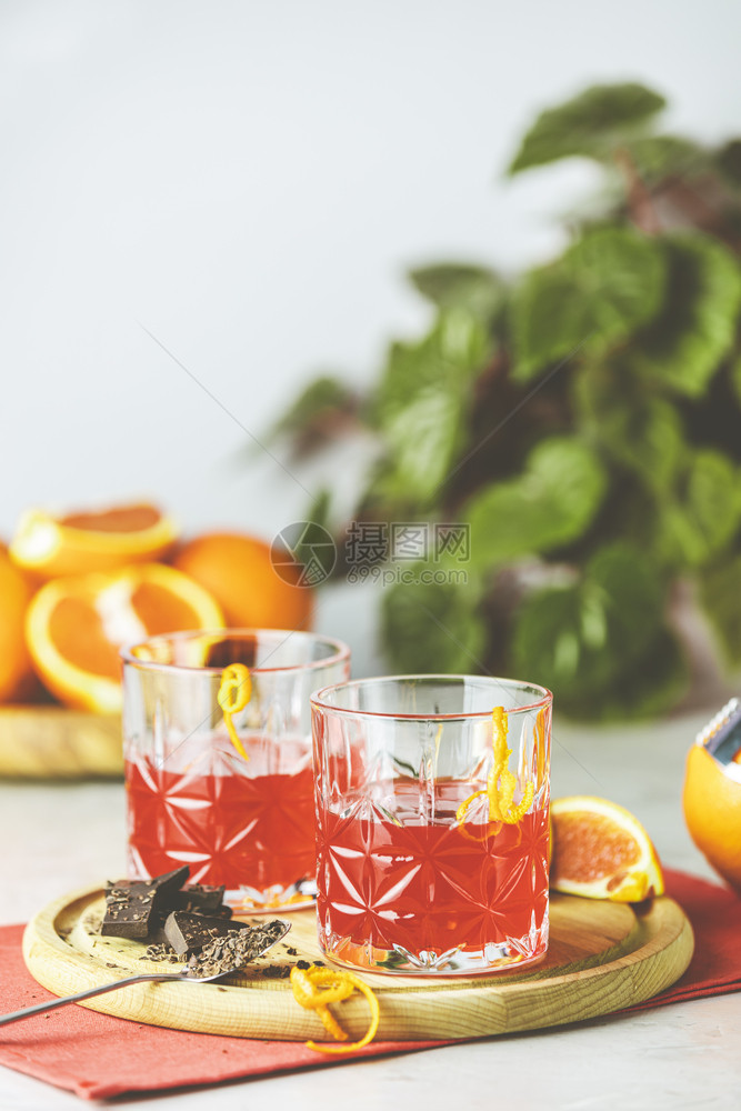 两杯巧克力红橙色内格罗尼意大利鸡尾酒一种意大利鸡尾酒aperitif19年首次混合在意大利的Fiernze大都会威士忌酒佛罗伦萨图片