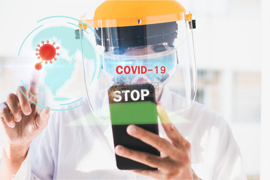 新冠呼吸亚洲人类科学家化研究在实验室中工作与Hold智能手机扫描Covid19一起注射以停止对19的Covid19covid或科图片