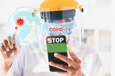 hold新冠呼吸亚洲人类科学家化研究在实验室中工作与Hold智能手机扫描Covid19一起注射以停止对19的Covid19covid或科设计图片