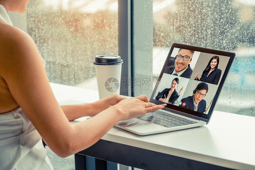 停留新冠视频通话商务人士在虚拟工作场所或远程办公室开会远程办公电话会议使用智能视频技术与专业公司务中的同事交流视频通话商务人士在图片