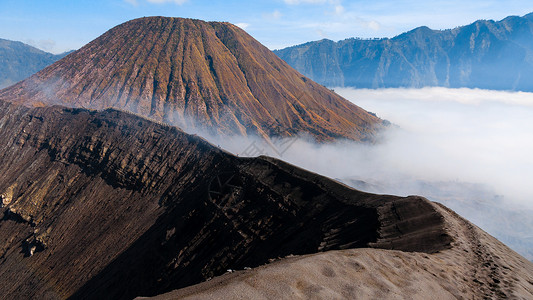 火山坑在印度尼西亚爪哇山火口坑布罗莫印尼爪哇火山灰坑布罗莫的顶层硫磺抽烟场地环境背景