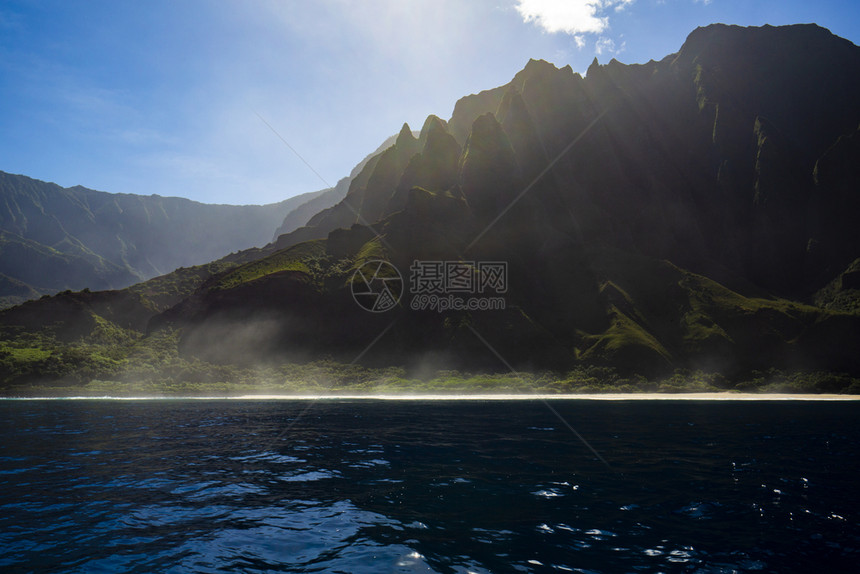 夏威夷纳帕利海岸的光辉闪耀在阳下梦幻地闪耀着光芒湖远的图片