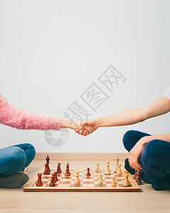 解决方案完成象棋游戏后女孩和男握手感谢您在图像顶端玩复制版空间以获取文字本王男生背景图片