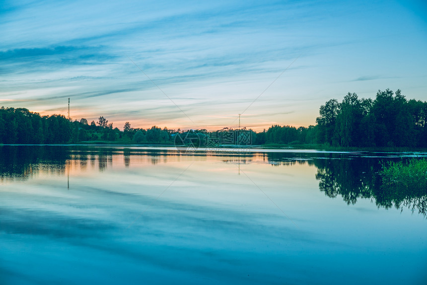 松弛防御云2017年拉脱维亚比里尼市旧公园和湖泊图片