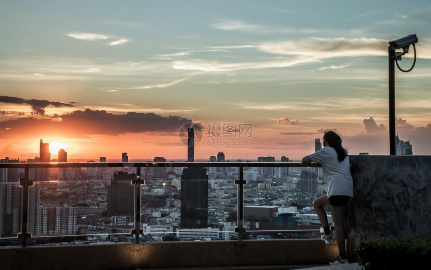 河大都会高的泰国曼谷201年7月3日一位年轻女士在屋顶露台休息黎明时俯视城市新的早晨模糊城镇背景复制空间无焦点具体来说图片