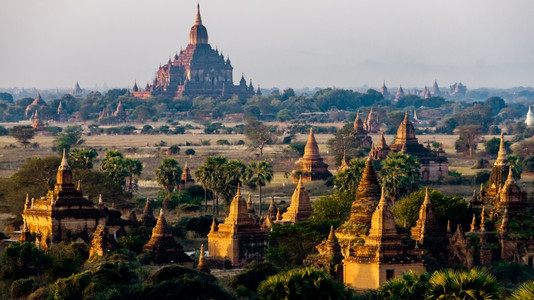 缅甸日出期间的巴甘寺缅甸根塔旅行全景图片