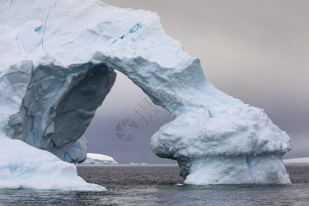 华丽的冰面大拱门盖穿过山闪发光凉爽的编队图片