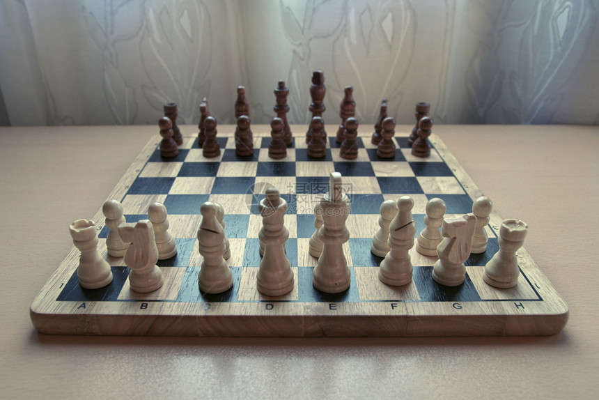 运动宽的木头水平低角视图度视图反向风格木制材料象棋板的图片像配有为战略思想游戏维准备的国际象棋片设置的白色彩图案图片