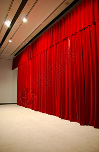 和优雅的红戏台窗帘和舞织物聚光灯百老汇图片